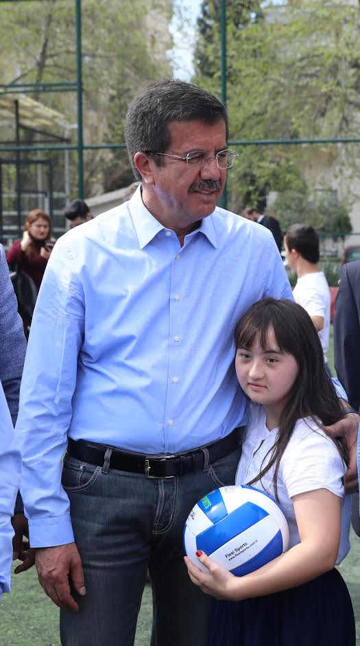 AK Parti İzmir Büyükşehir Belediye Başkan Adayı Zeybekci, down sendromlu çocuklarla bir araya geldi